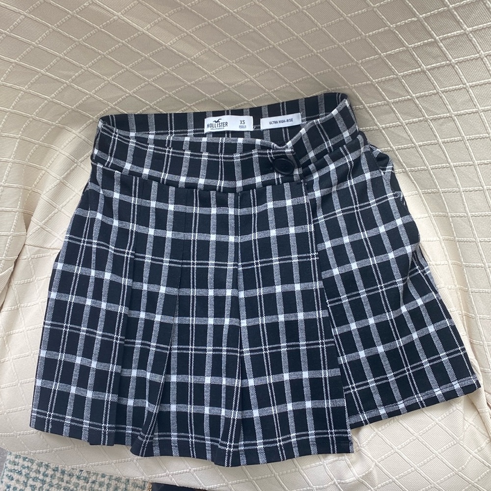 Hollister Ultra High-Rise Black Plaid Skort